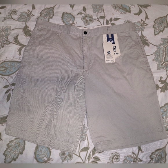 A pair of mens Dockers cargo shorts in a size 38. They are NWT. - Picture 1 of 6